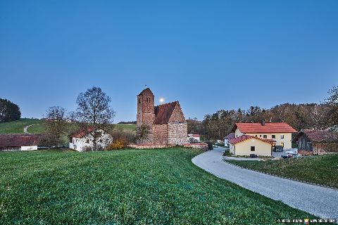 Gemeinde Zeilarn Landkreis Rottal-Inn Gehersdorf Kirche Ort Blaue Stunde Mond (Dirschl Johann) Deutschland PAN